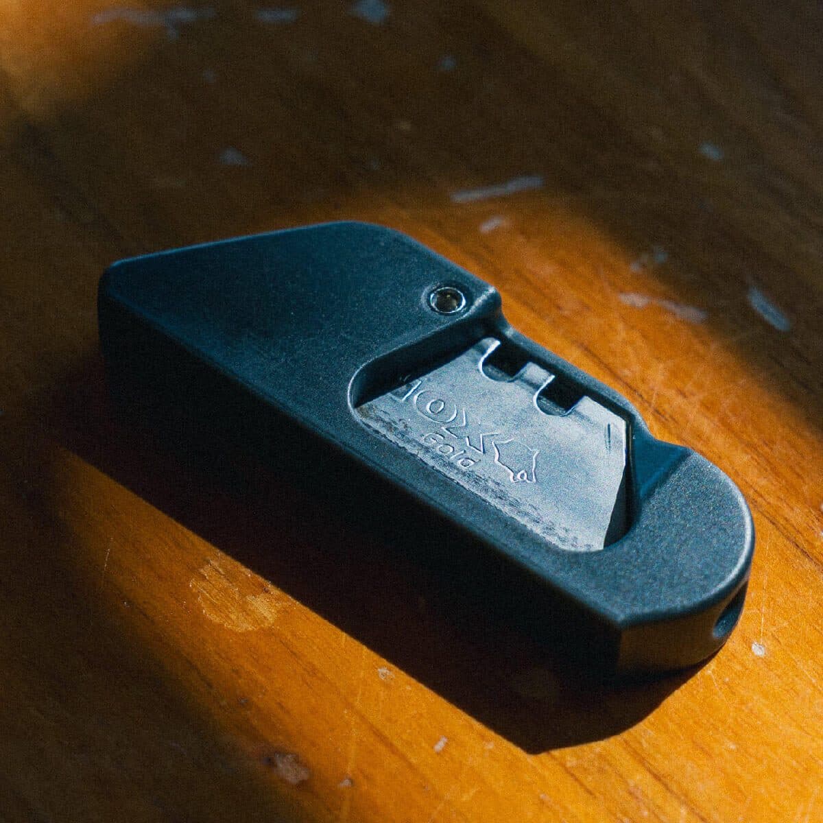 Clicky Cutter, a slim retractable everyday-carry box cutter